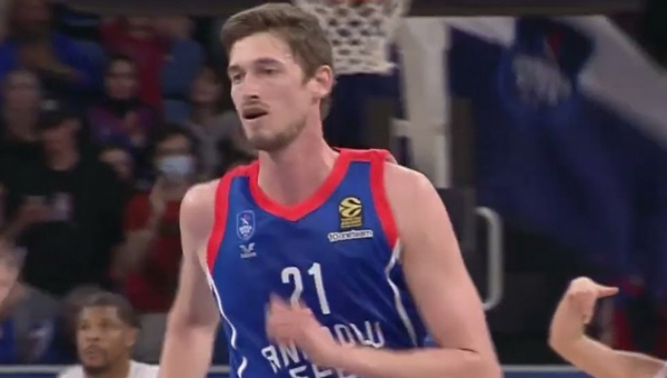 „Anadolu Efes“ atsisveikino su T. Pleissu